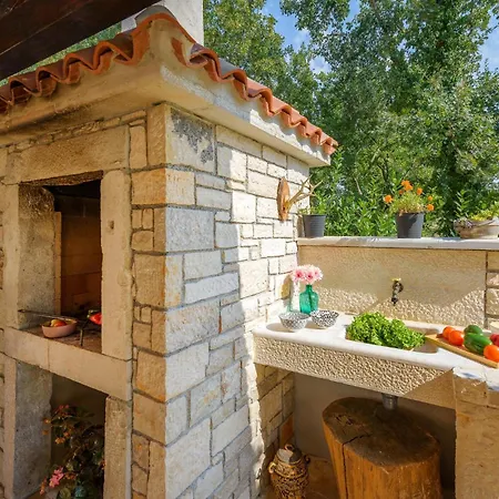 בית נופש Lovely In Sv,lovrec With Kitchen *